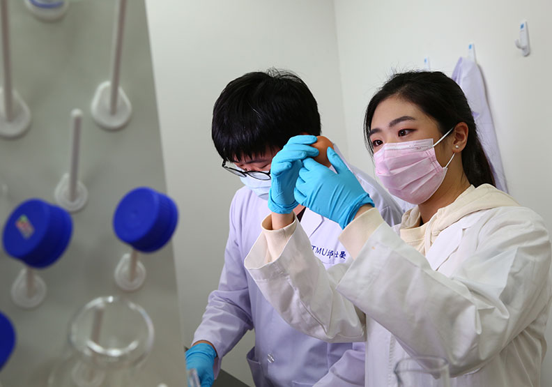 培訓、證照制度完善 醫學院預約金飯碗