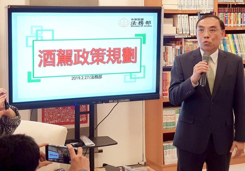 酒駕害命製造家庭悲劇與社會問題出不窮，民氣皆曰可殺，法務部修正刑法公共危險罪章，規定酒駕累犯致人於死，最重可判處死刑，法務部長蔡清祥今天舉行記者會說明。