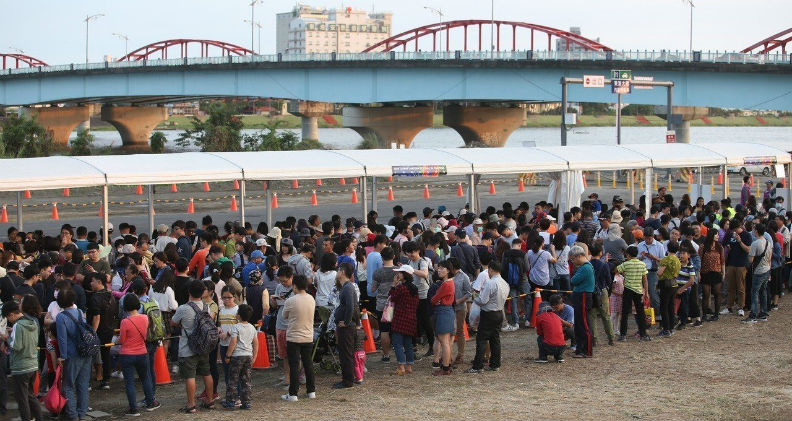 你有去嗎?台灣燈會一天湧進167萬人,兩萬個車位都停滿_img_2