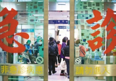 急病沒健保不敢就醫，老外被帶去後大讚台灣醫療