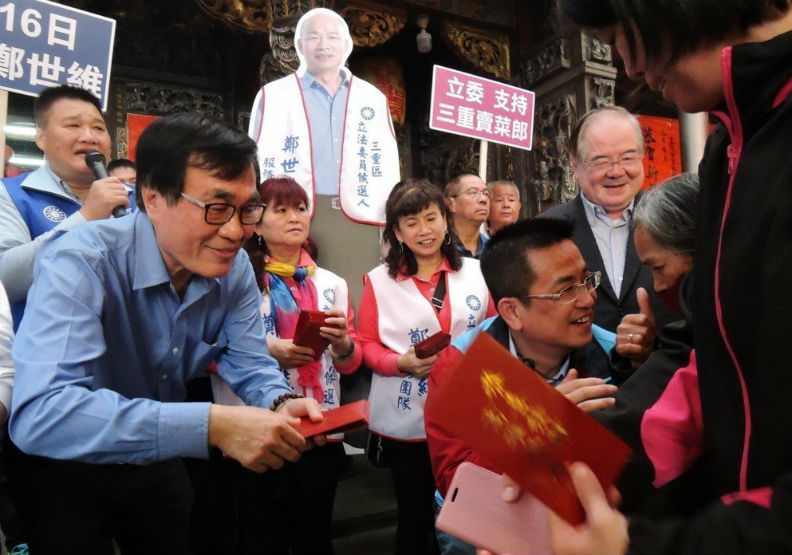 新北市三重區立委補選造勢活動，韓國瑜人形立牌吸人氣。