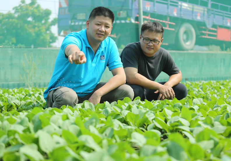 圖左為大虫農業總經理廖國富。