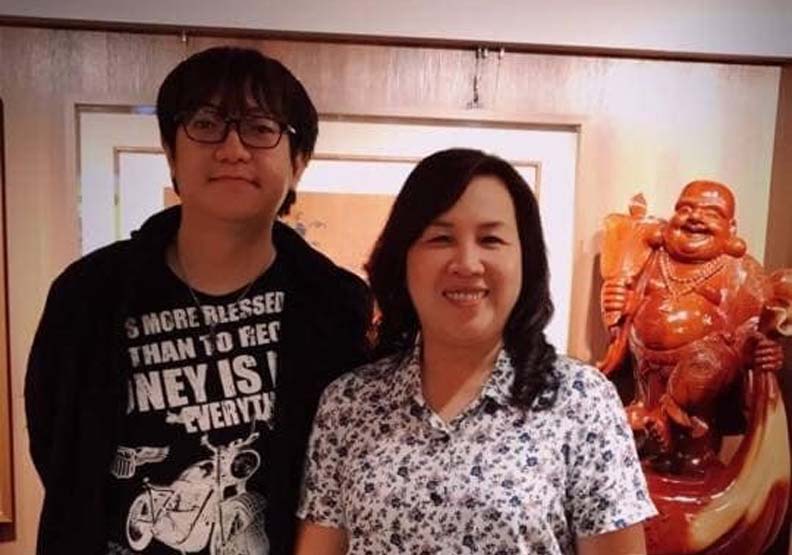 日本311地震發生屆滿八年，日本人中島健一（左）分享八年前在台灣留學時期，班上同學主動捐錢讓他回日本去看福島的奶奶的故事，右為他最感謝的同學麗卿媽媽。中島健一提供