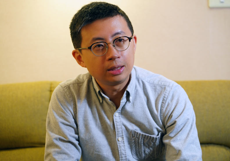 台北市議員「呱吉」邱威傑的公司「上班不要看」遭人冒用名義。