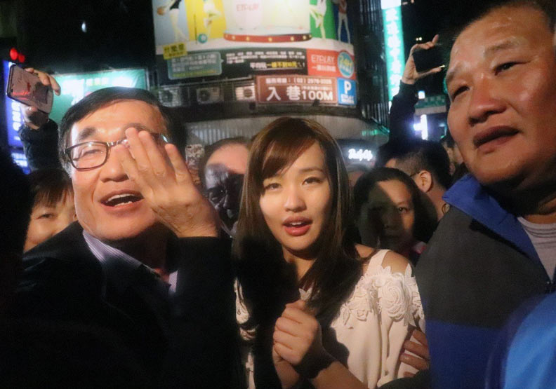 韓冰到現場後，民眾一湧而上，就為了一睹韓冰風采。