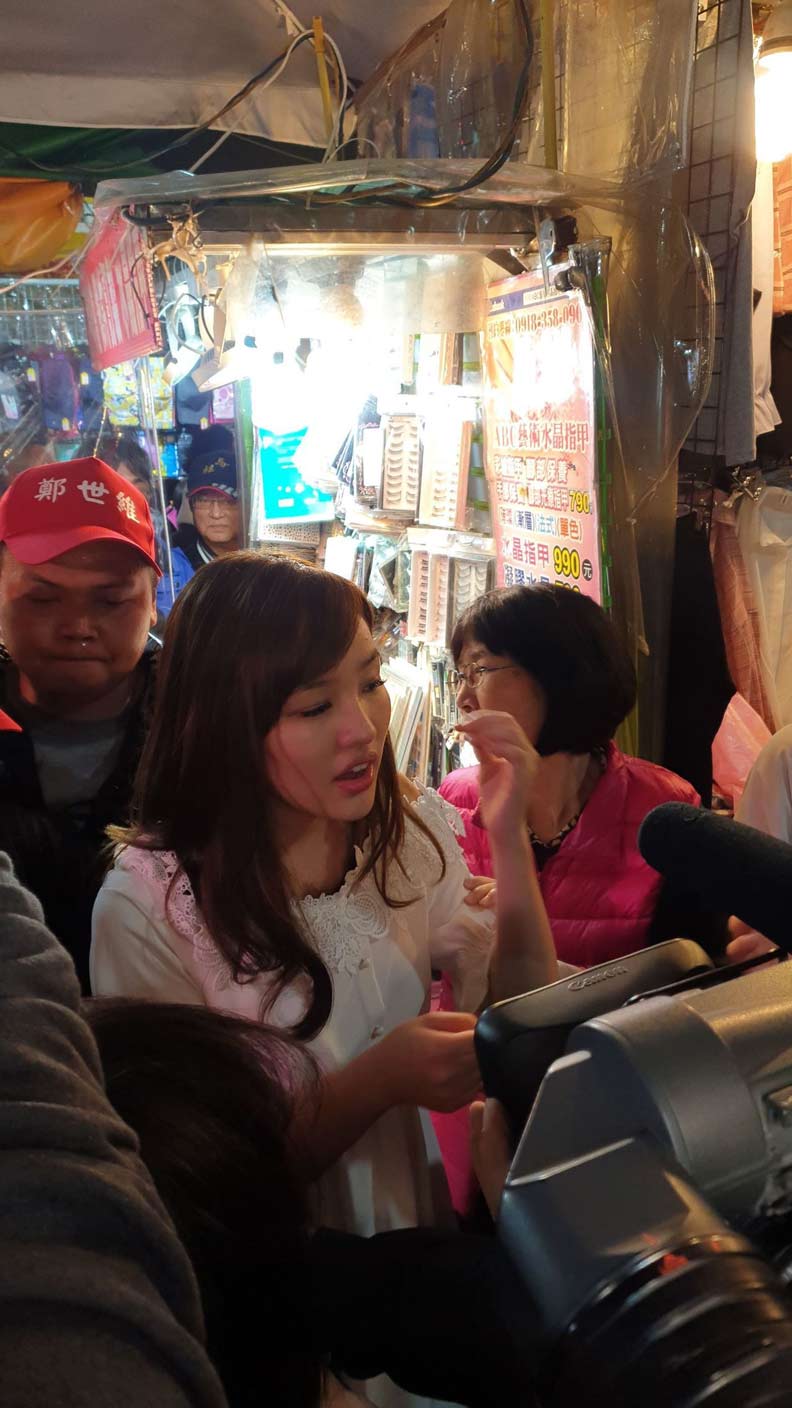 韓冰人氣旺！陪鄭世維掃街 擠爆三重夜市僅走100公尺就快閃_img_2