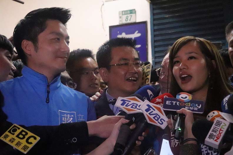 韓冰人氣旺！陪鄭世維掃街 擠爆三重夜市僅走100公尺就快閃_img_1