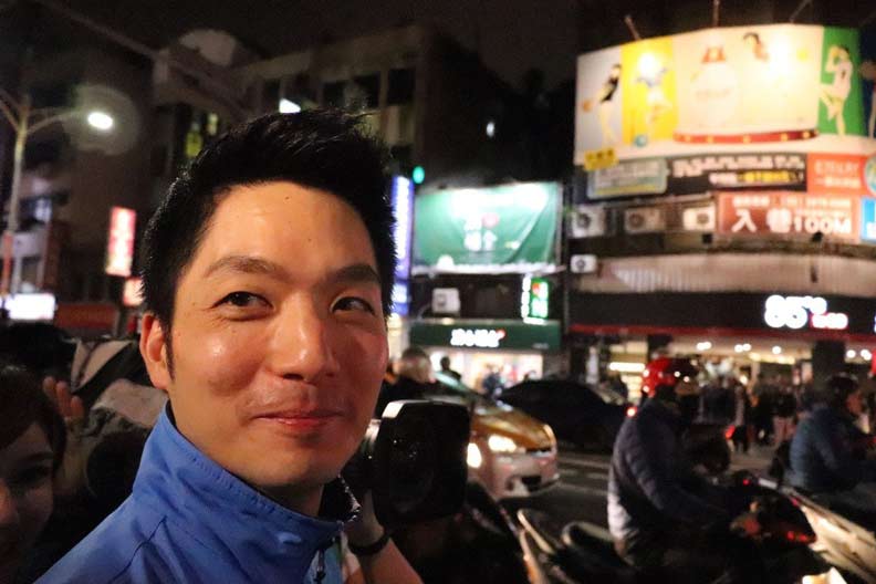 韓冰人氣旺！陪鄭世維掃街 擠爆三重夜市僅走100公尺就快閃_img_3