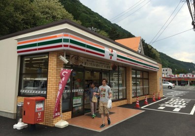 日本7-11的24小時制正考慮取消，台灣呢？