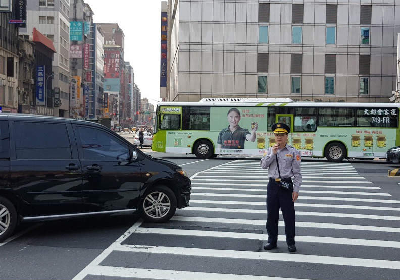車輛進斑馬線3公尺內不能有行人！北市58路口今起執法
