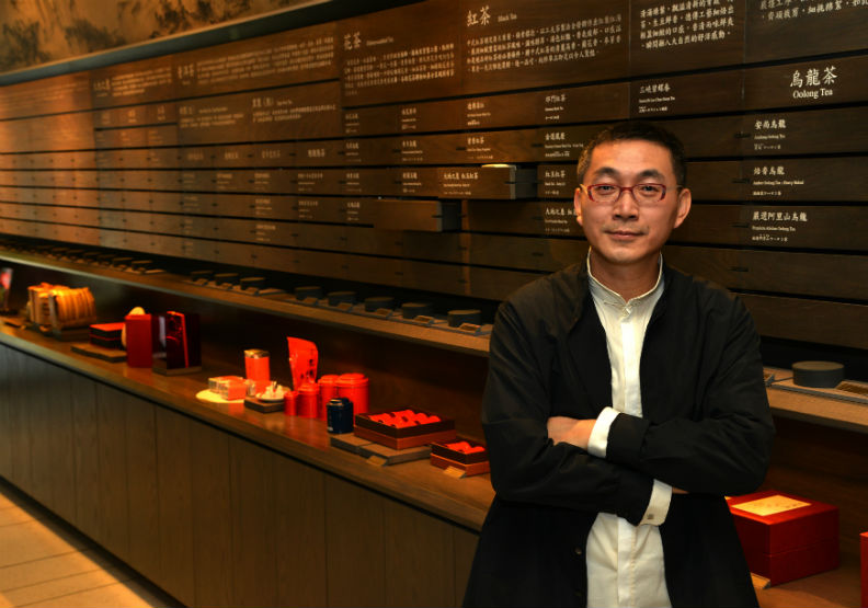 第五代傳人王俊欽以創新手法賣千年老茶，打造百年老店，吸引年輕人來喝茶，擴大消費族群。王德傳茶莊提供