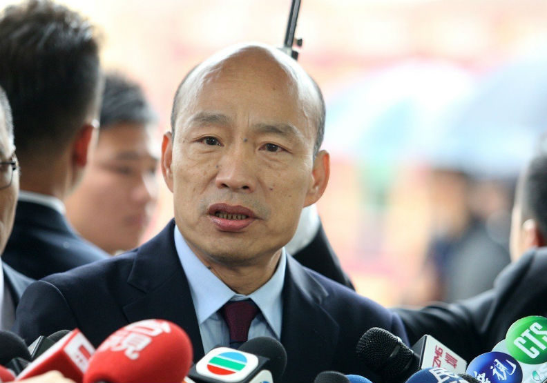 韓國瑜說他這趟來帶著妻子李佳芬跟十位高市議員，是來賣水果農產品，不是來出賣高雄的，希望外界能停止對高雄的酸言酸語批評。