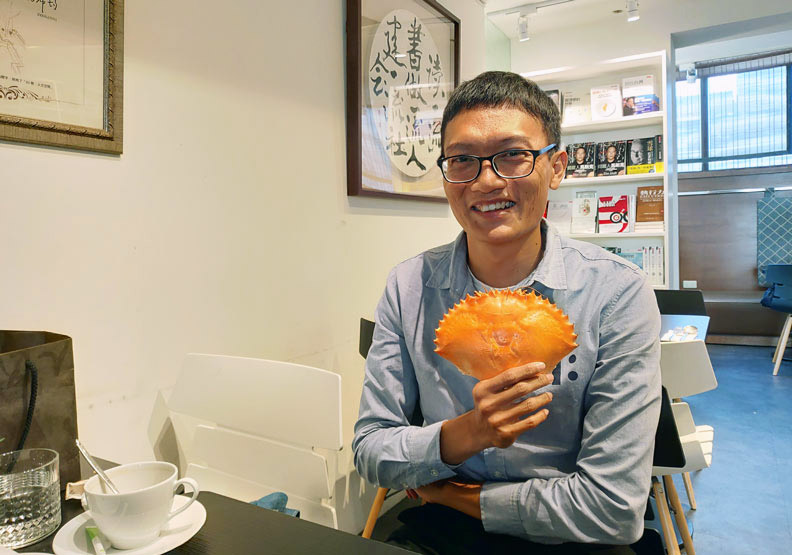 ptt上的螃蟹王，本名陳應龍。