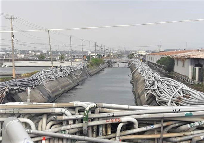 屏東縣枋寮鄉養殖漁業興盛，大庄村和東海村因無海水供應站，養殖戶抽海水的塑膠水層層堆疊、密密麻麻，形成「水管牆」奇觀。