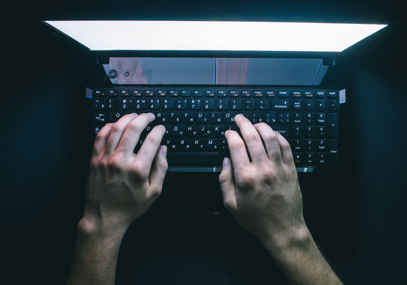 OpenAI團隊研發的「Playground」網頁工具，可以練會議英文口說、修商業信或英文履歷求職信，甚至聽打英文逐字稿。示意圖，取自Shutterstock