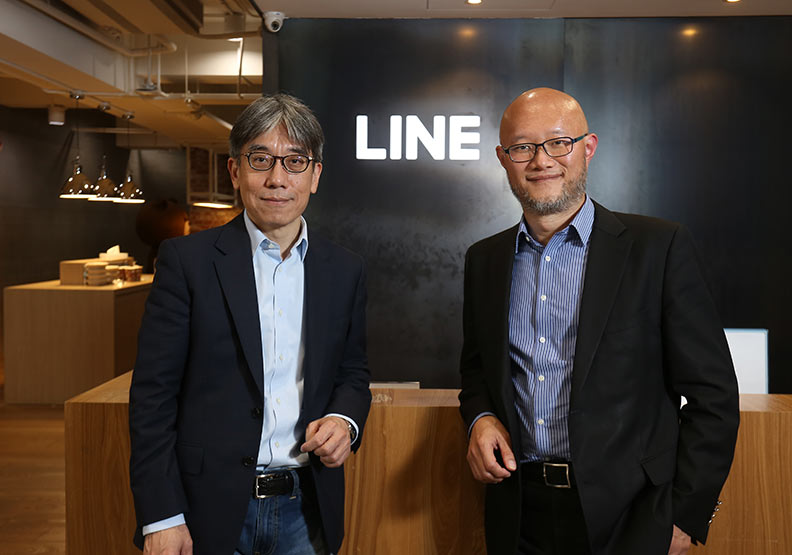 LINE Bank籌備處執行長黃以孟（左）、LINE台灣董事總經理陳立人（右）。