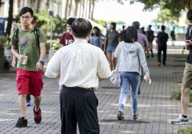 為延攬國外優秀年輕學術研究人才，科技部長陳良基上月底率九所國內大學校長、副校長，到歐洲舉辦海外攬才說明會，引發台大資深教授不滿表示。
