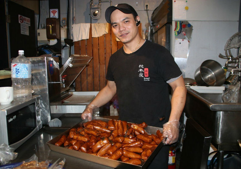曾二度入獄的曾煥宇，出獄後創業開滷味店，剛滿1年已陸續在桃園開了3家分店，也聘用其他同樣是更生人的員工。