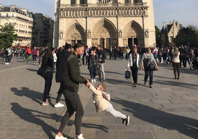 一名女網友意外捕捉到聖母院失火前的溫馨畫面。圖取自Brooke Windsor Twitter