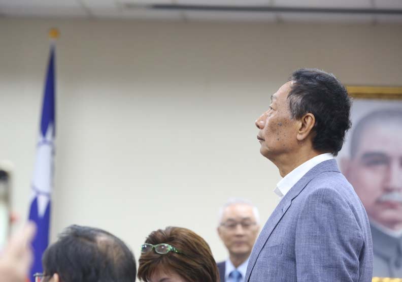 郭台銘宣布參加國民黨總統黨內初選！並向這三位行三鞠躬大禮_img_2