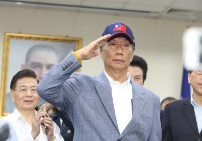 郭台銘宣布參加國民黨總統黨內初選！並向這三位行三鞠躬大禮