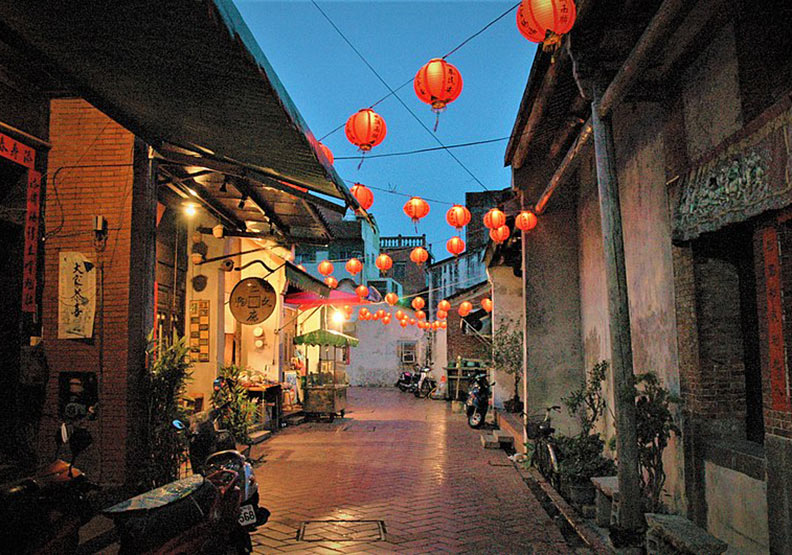 鹿港老街小巷。圖片來源：wikimedia