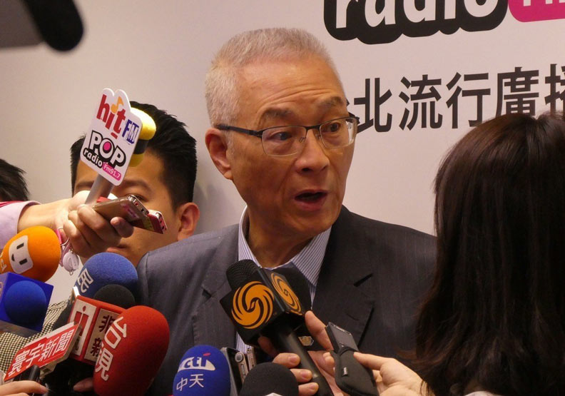 鴻海董事長郭台銘表態參與總統初選，讓外界解讀黨原有意以共推或徵召高雄市長韓國瑜將生變。國民黨主席吳敦義今受訪表示，原規劃「應該不會」改變，並重提「徵召初選」概念，要讓韓一起被動參與黨的總統初選。