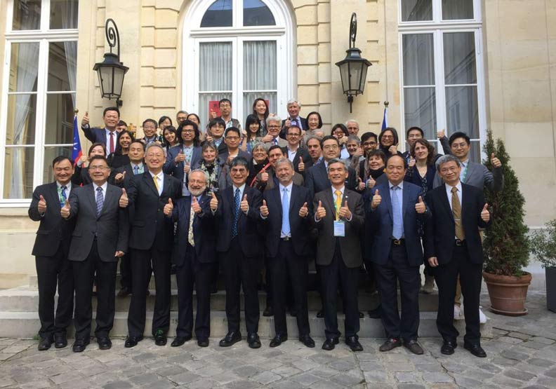 科技部長陳良基一行與駐法國吳志中大使及法國當地數個國家研究機構及實驗室代表，於活動開始前合影。科技部提供