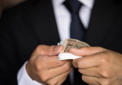 別當「有錢的窮人」！收入發生時，請學習富人的用錢順序