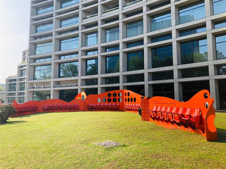 100種顏色彩虹布牆、羽毛長廊，讓台北信義區變身無牆美術館_img_1