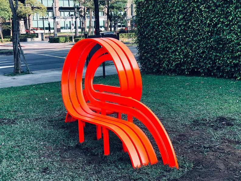 100種顏色彩虹布牆、羽毛長廊，讓台北信義區變身無牆美術館_img_2