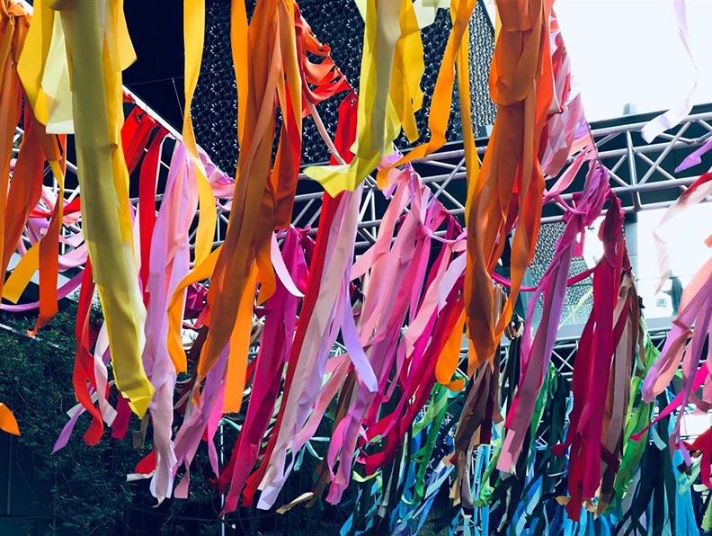 100種顏色彩虹布牆、羽毛長廊，讓台北信義區變身無牆美術館_img_6