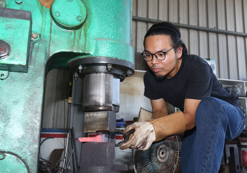 「屠龍刀」重現台灣？29歲打鐵職人磨刀霍霍13年_img_1