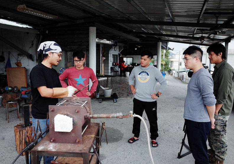 「屠龍刀」重現台灣？29歲打鐵職人磨刀霍霍13年_img_5