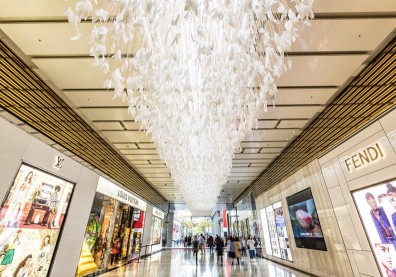 100種顏色彩虹布牆、羽毛長廊，讓台北信義區變身無牆美術館