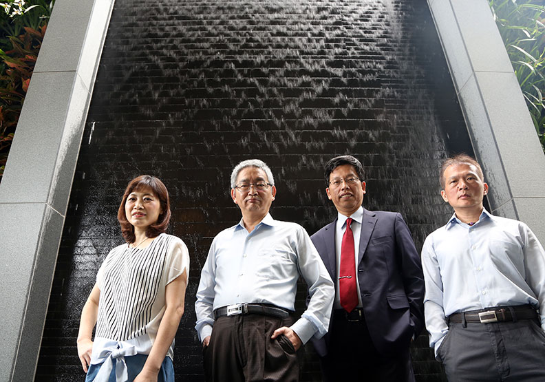 左起為萬年清創辦人張湘棋、卓連泰、何家慶、廖仁瑞。