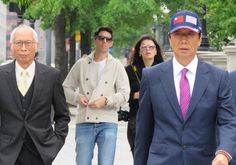 鴻海董事長郭台銘（右）美東時間1日進入白宮。