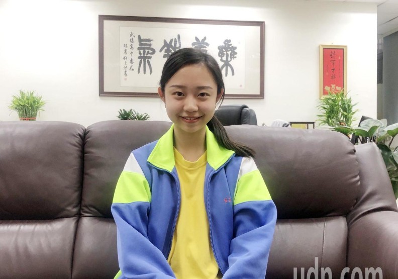 桃園市立武陵高中音樂班學生施憶濃，不僅擁有甜美外型，好歌喉的她主修聲樂，今年學測拿下國文、英文滿級分，更一舉考上北藝大及師大音樂系聲樂組雙榜首，她也將選讀北藝大，累積舞台經驗，並期望跨界嘗試寫歌，朝專業聲樂家夢想發展。