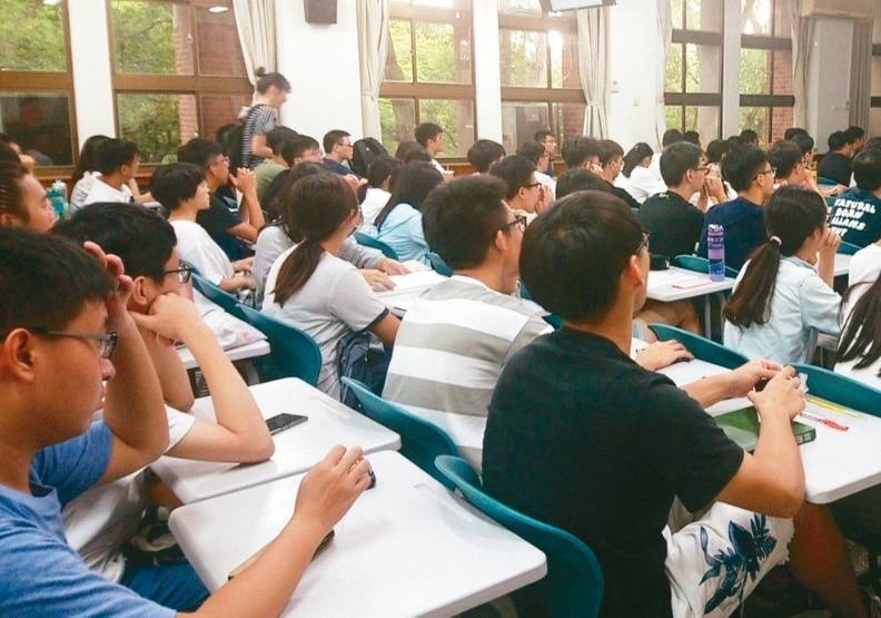 教育部統計顯示，大專院校選讀外文相關科系的學生漸減，其中以英文系減少最多人，日、韓等亞洲語種人數卻逆勢增加。