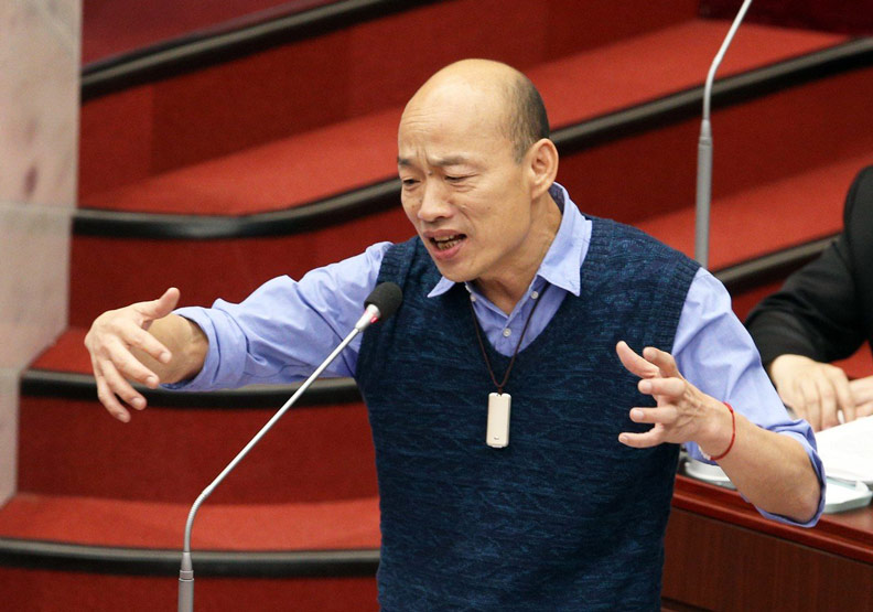高雄市長韓國瑜近日因答詢方式屢上新聞版面，昨進議會帶上「新法寶」。