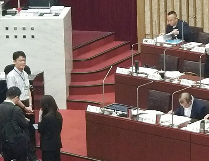 韓國瑜用20吋平板應戰議會！不只他，還有這些人也愛用_img_1