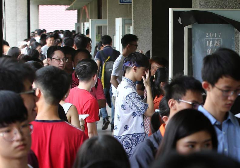 108學年度大學個人申請昨放榜，分發缺額4699名創五年來新低，回流指考的人數比去年減少5790個。