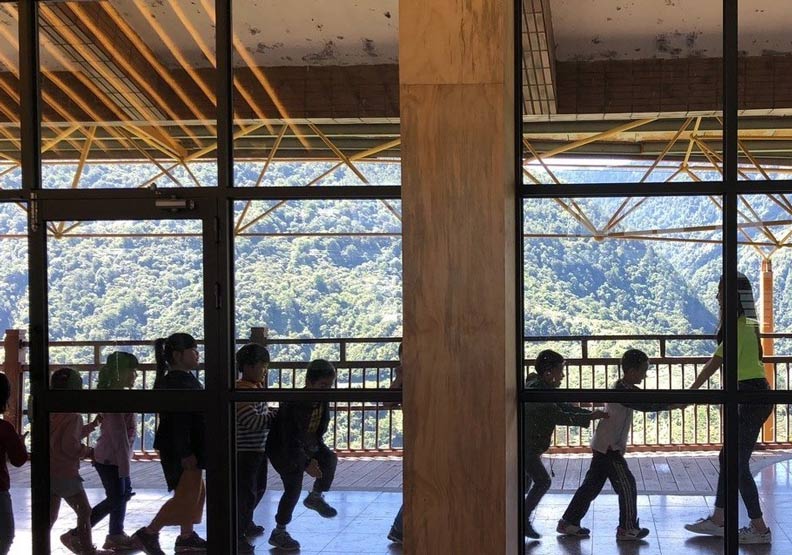 梨山國民中小學把閒置多年的綜合教室，改裝上透明落地窗，學生可在教室內遠眺中央山脈。 梨山國中提供