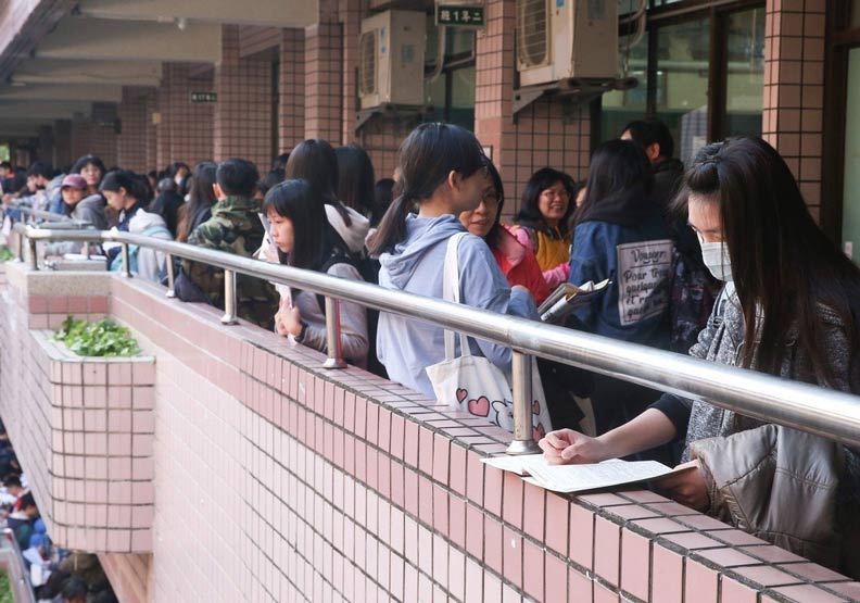 台大牙醫繁星取1變成取8個...排擠到指考名額家長怒抗議