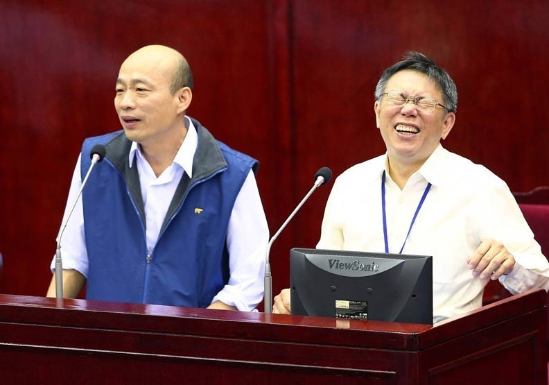 台北市長柯文哲（右）與曾任北農總經理的高雄市長韓國瑜在北市議會並肩備詢。