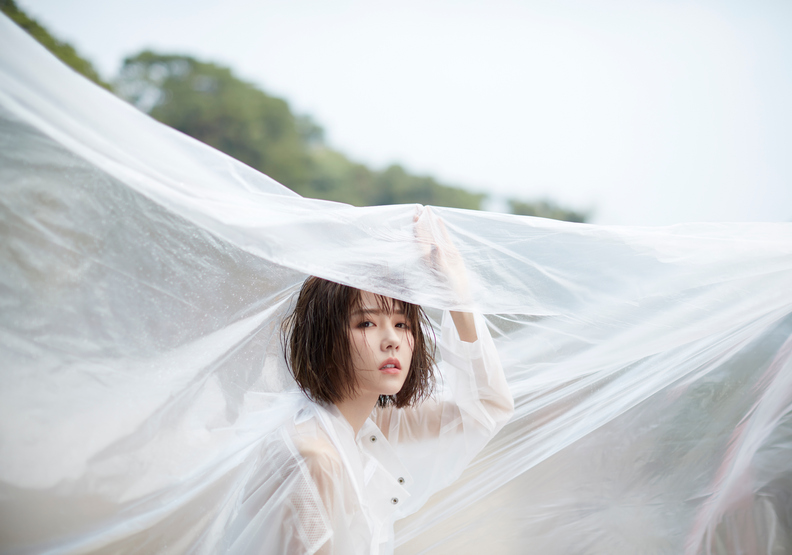 邵雨薇：生活中與其等待暴雨過去，不如學會在雨中跳舞_img_6