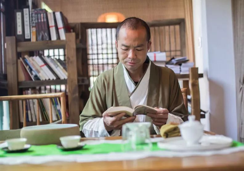 外賣小哥擊敗北大碩士後？詩詞冠軍棄百萬年薪，謙卑地當了老師