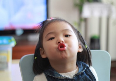 孩子哭鬧求關注？爸媽試試先發制人，穩住場面！