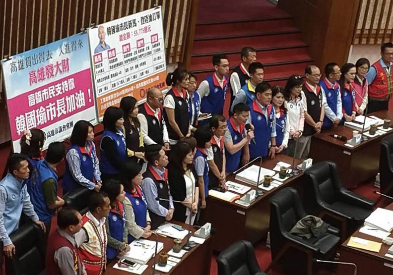 議員狂送韓國瑜怪禮物，高雄議場成秀場...你打幾分？_img_2