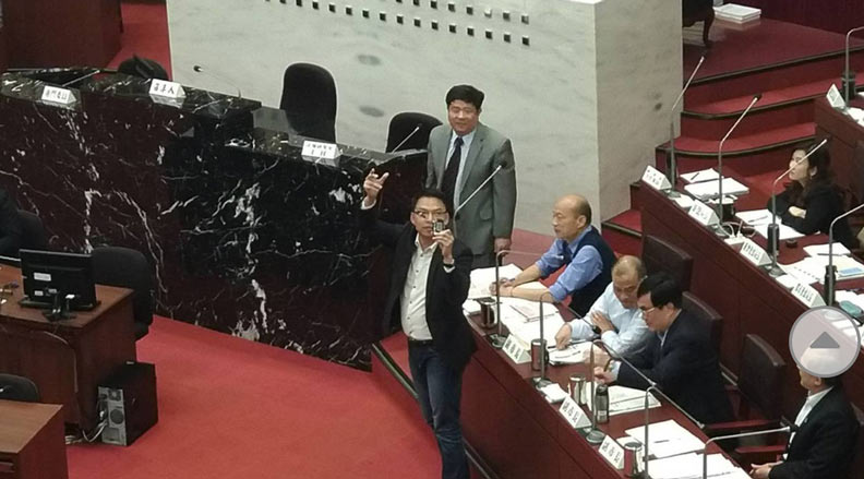 議員狂送韓國瑜怪禮物，高雄議場成秀場...你打幾分？_img_3